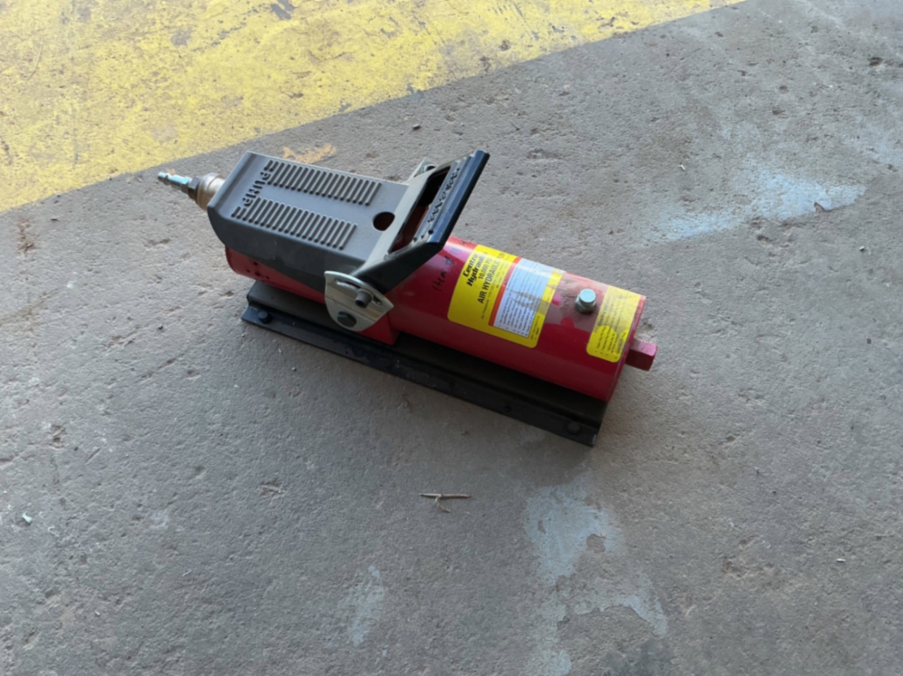 10,000 PSI AIR HYDRAULIC PUMP (A58214)