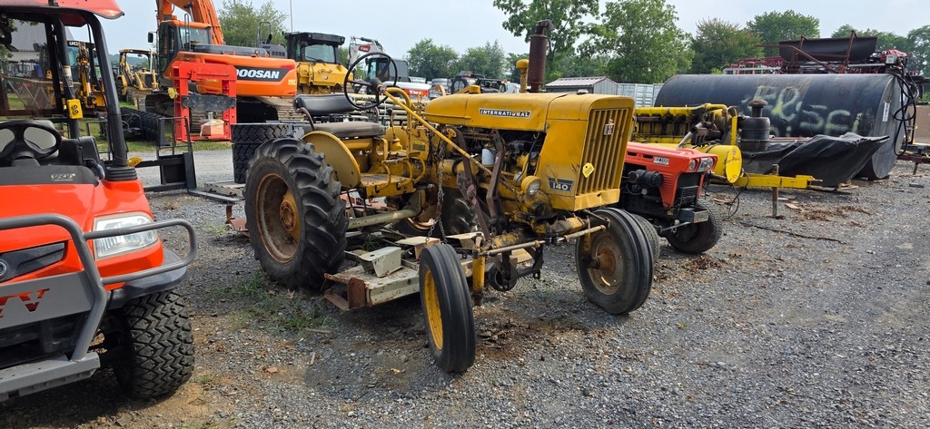 International 140 Tractor (RUNS) (A50774)