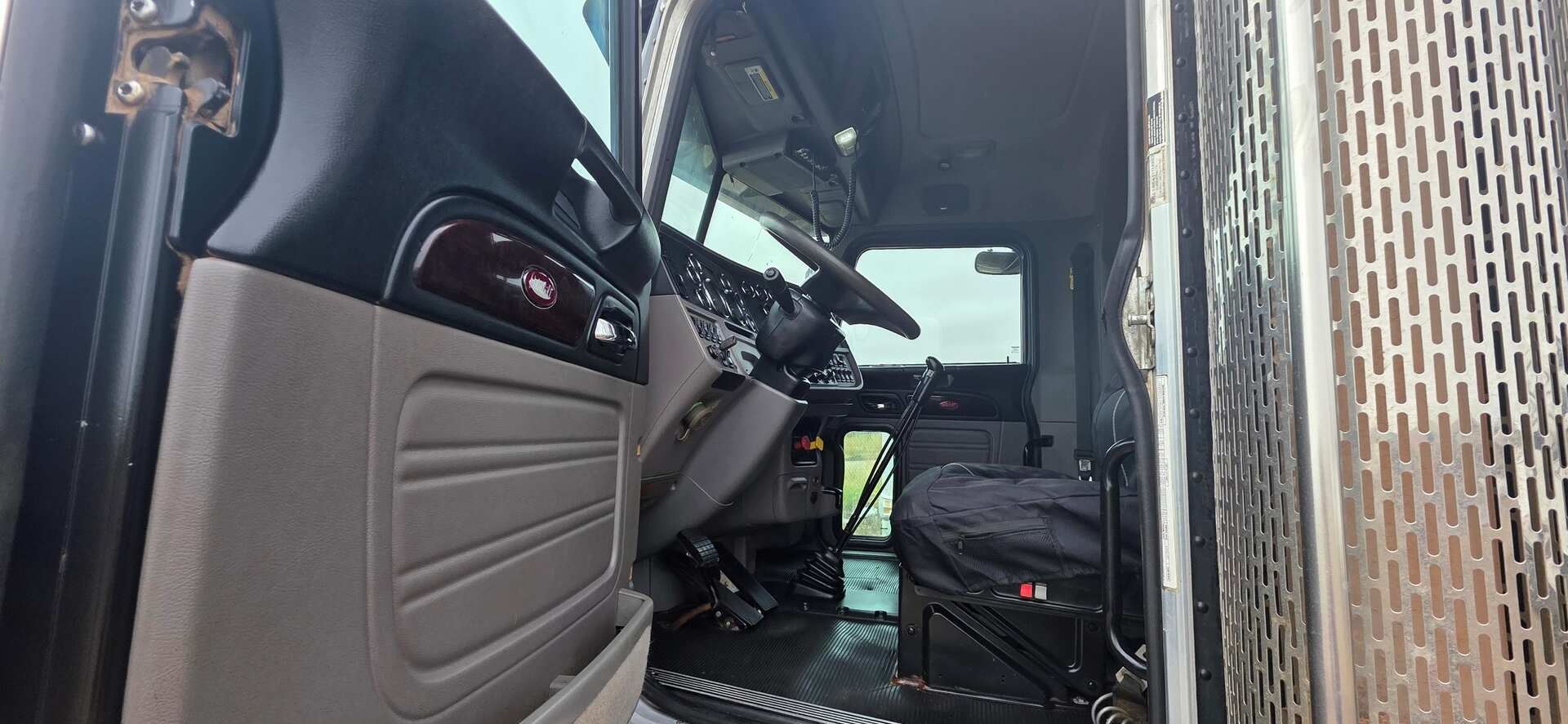 2015 PETERBILT 389 TRI-AXLE MID-ROOF SLEEPER (A52472)