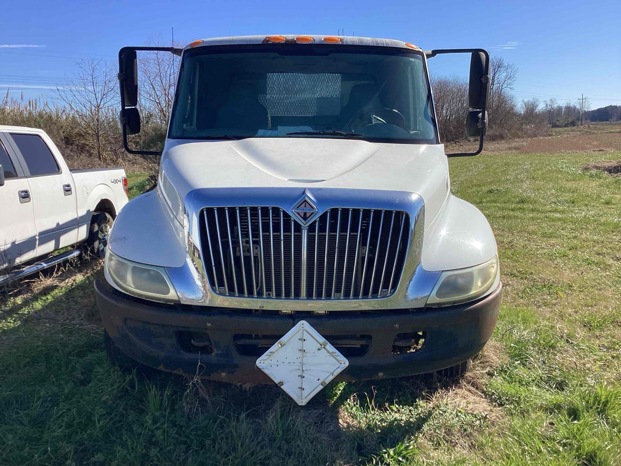 2003 International 4300 Flatbed Truck w/ Liftgate - Inoperable - 7.6L DT466 Diesel Engine (A56435)