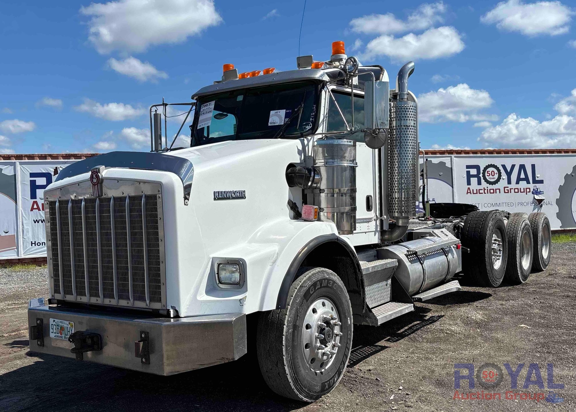 2007 Kenworth T800 Tri Axle Day Cab Truck Tractor (A50323)