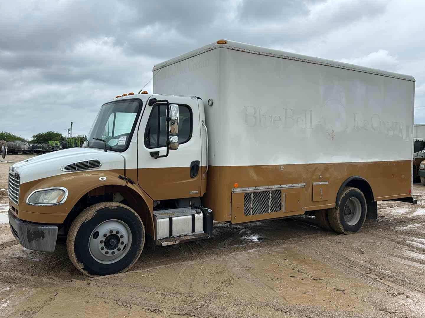 2011 FREIGHTLINER M2 (A52472)