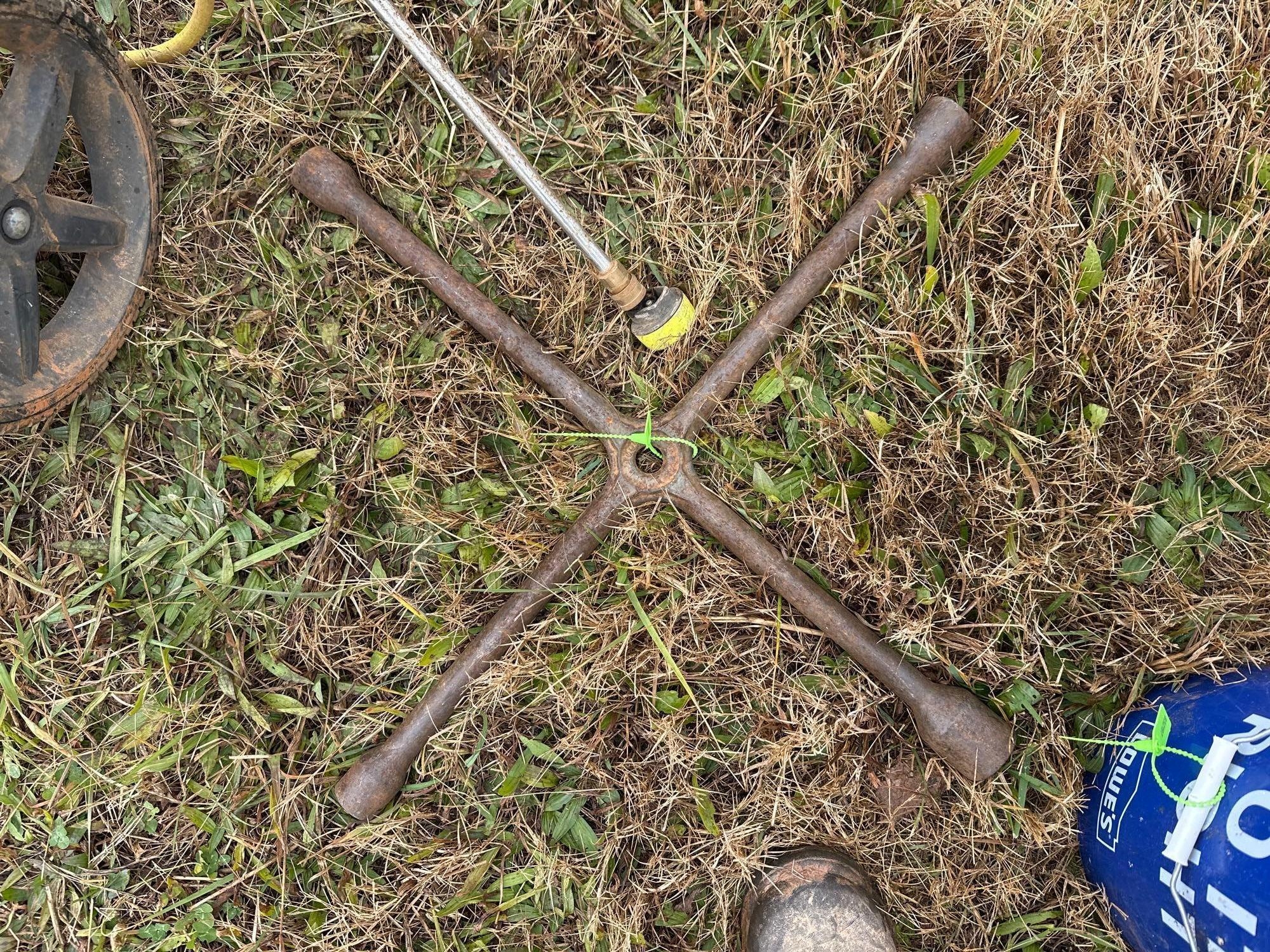 Heavy Duty 4-Way Lug Wrench (A57454)