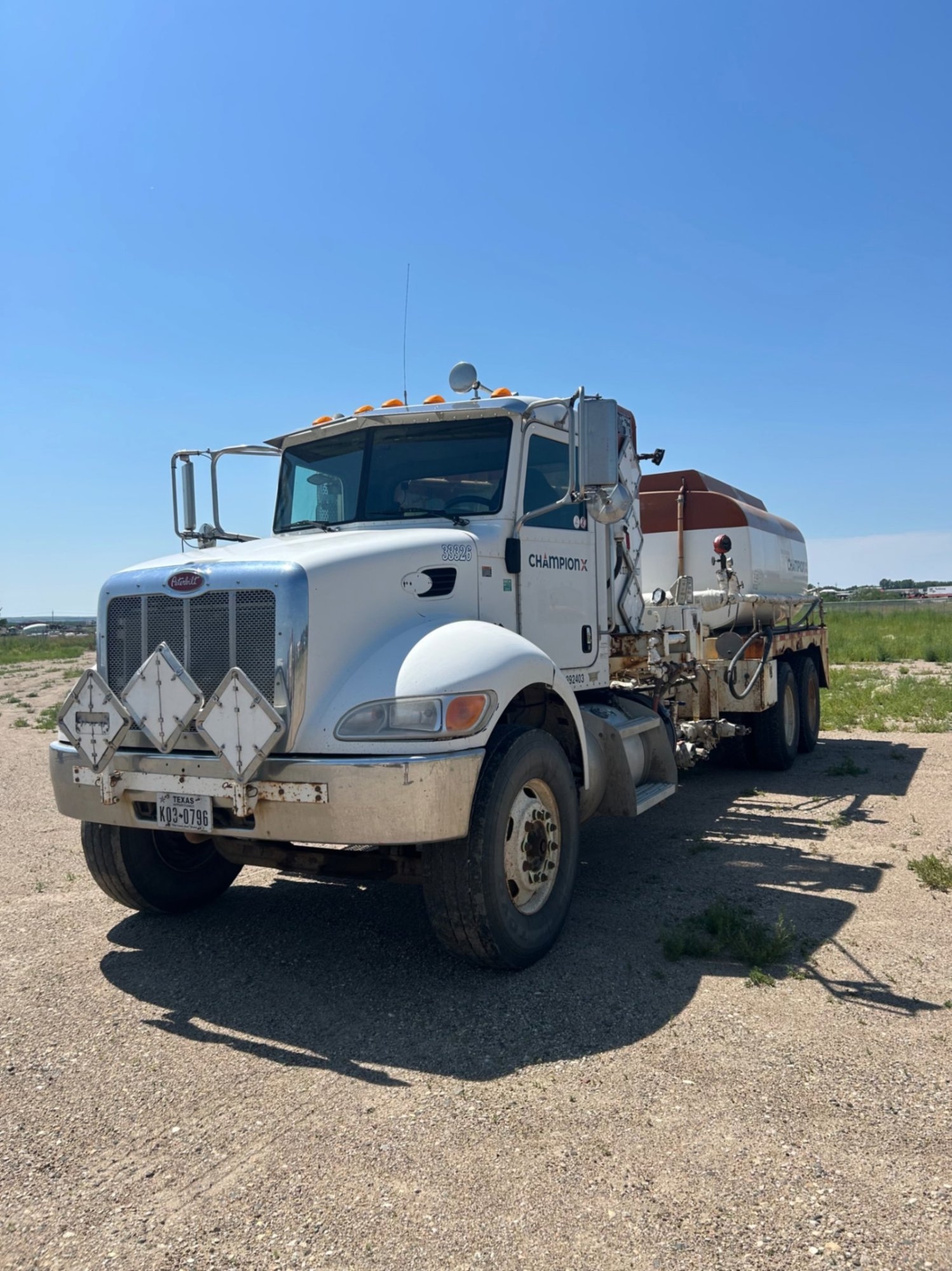 2011 PETERBILT 348 (A52472)