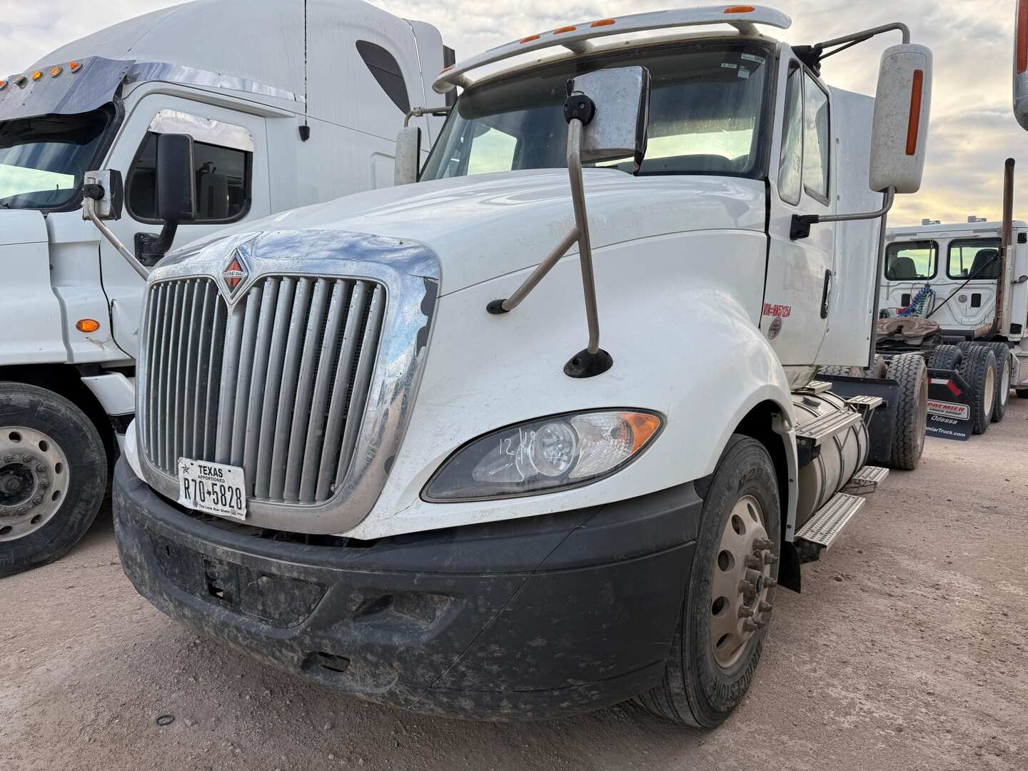 2017 INTERNATIONAL LF687 DAYCAB (A58214)