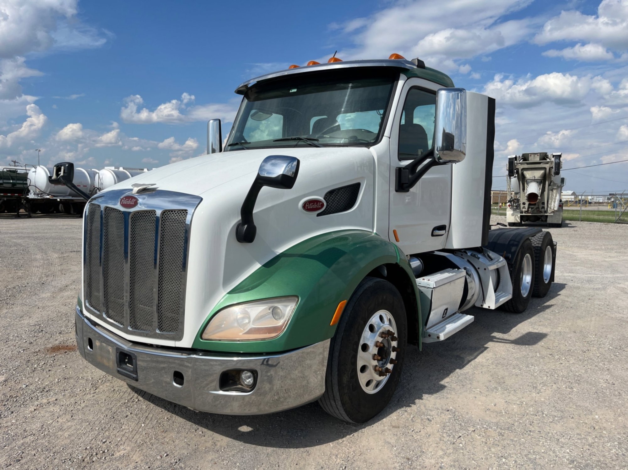 2016 PETERBILT 579 DAYCAB (A53843)