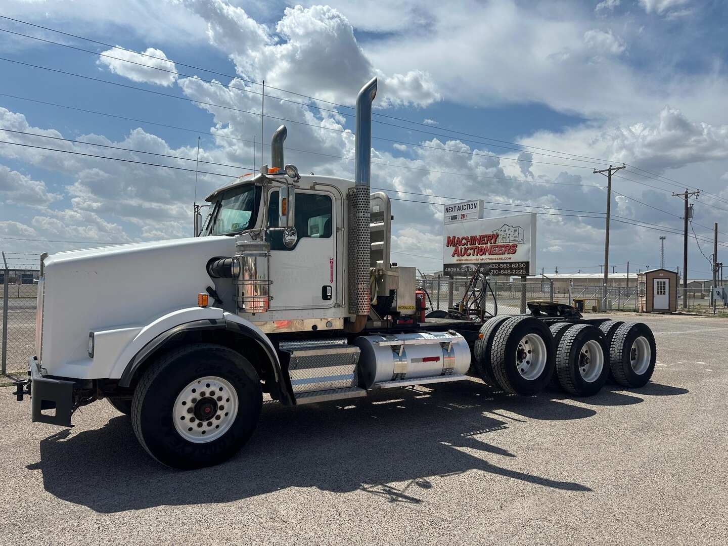 2008 KENWORTH T800 TRI-AXLE (A52472)