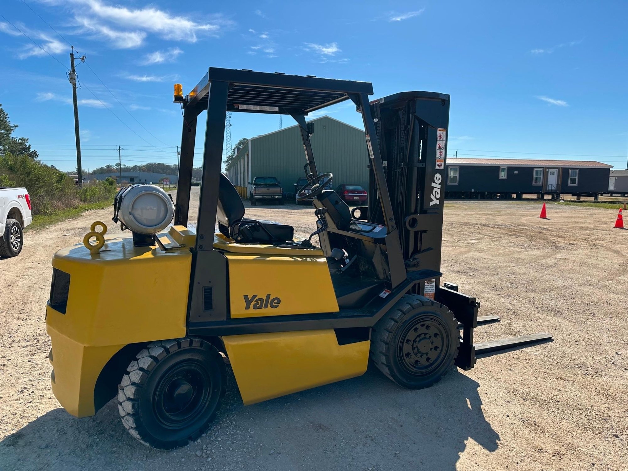 2014 Yale 3 stage 8500lbs lift solid tire forklift (A46877)