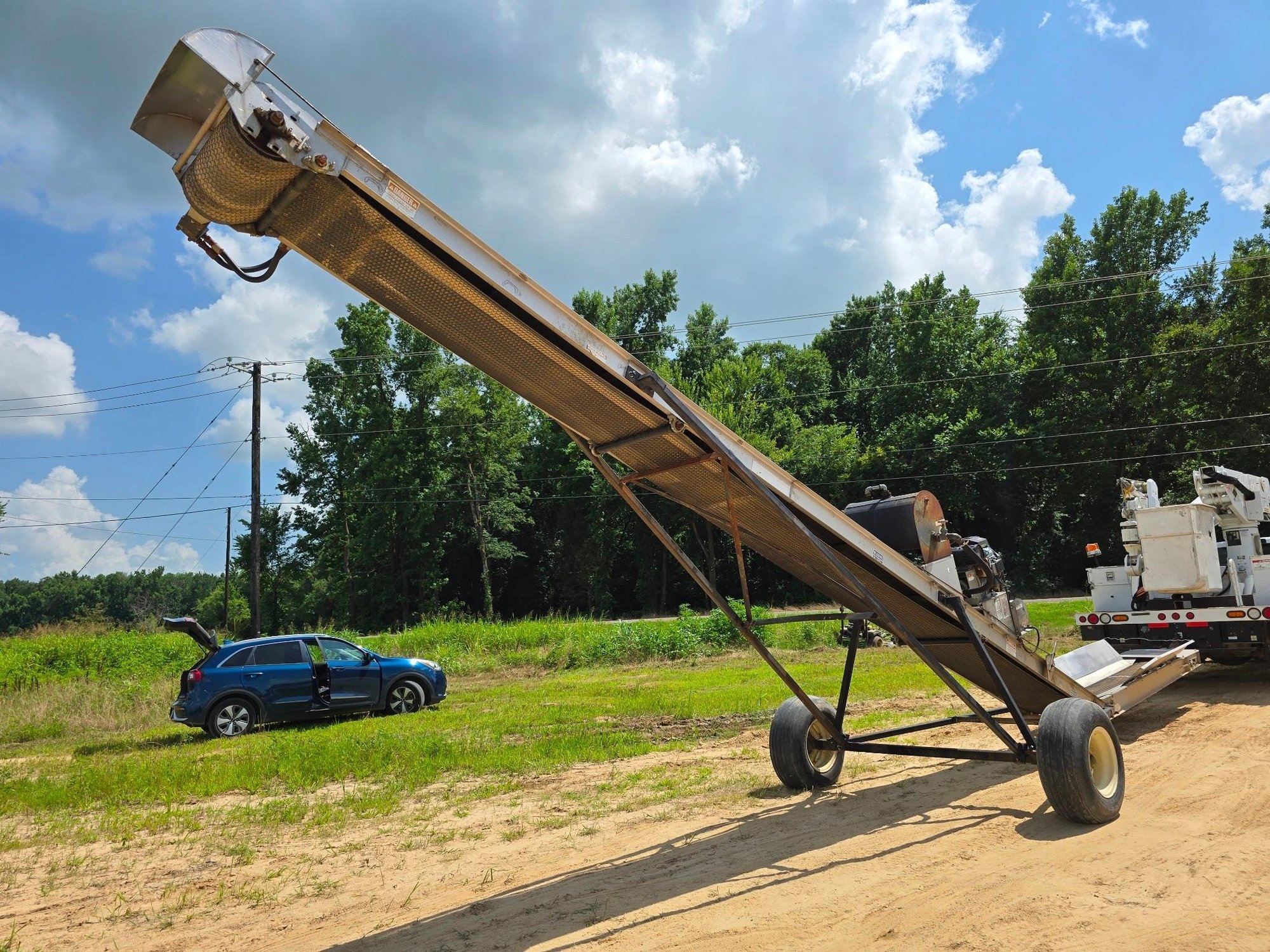 Adams FL24 Fertilizer Conveyor - 24IN Belt, Predator Engine, 2IN Hitch, Refurbished by Manufacturer (A52748)