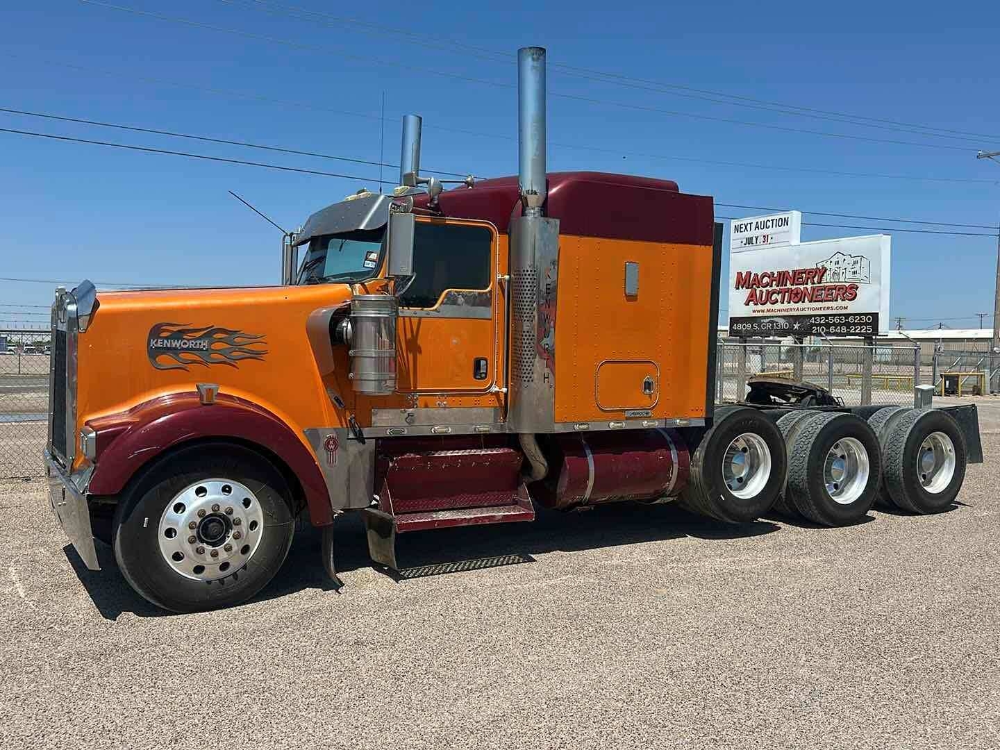 2002 KENWORTH W900 TRI AXLE (A52472)