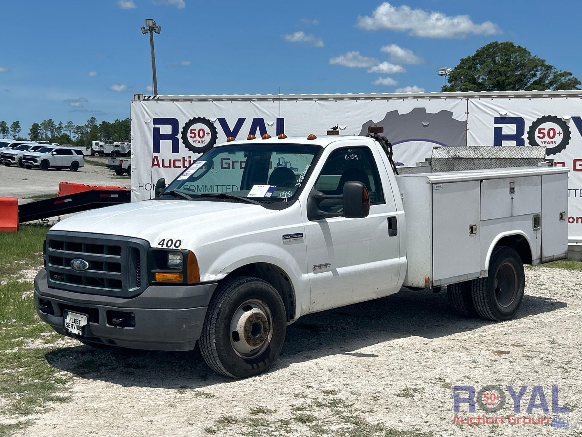 2006 Ford F-350 Reading Service Truck with Liftgate (A48081)