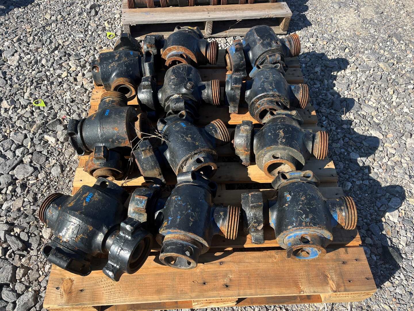 (11) 2 PLUG VALVES (A52472)