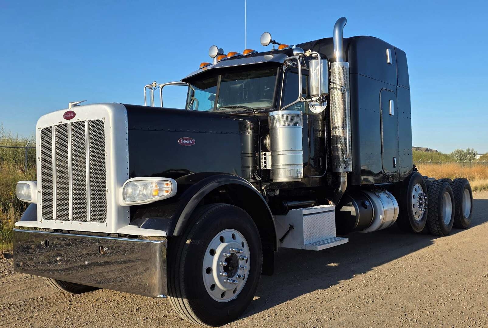 2015 PETERBILT 389 TRI-AXLE MID-ROOF SLEEPER (A52472)