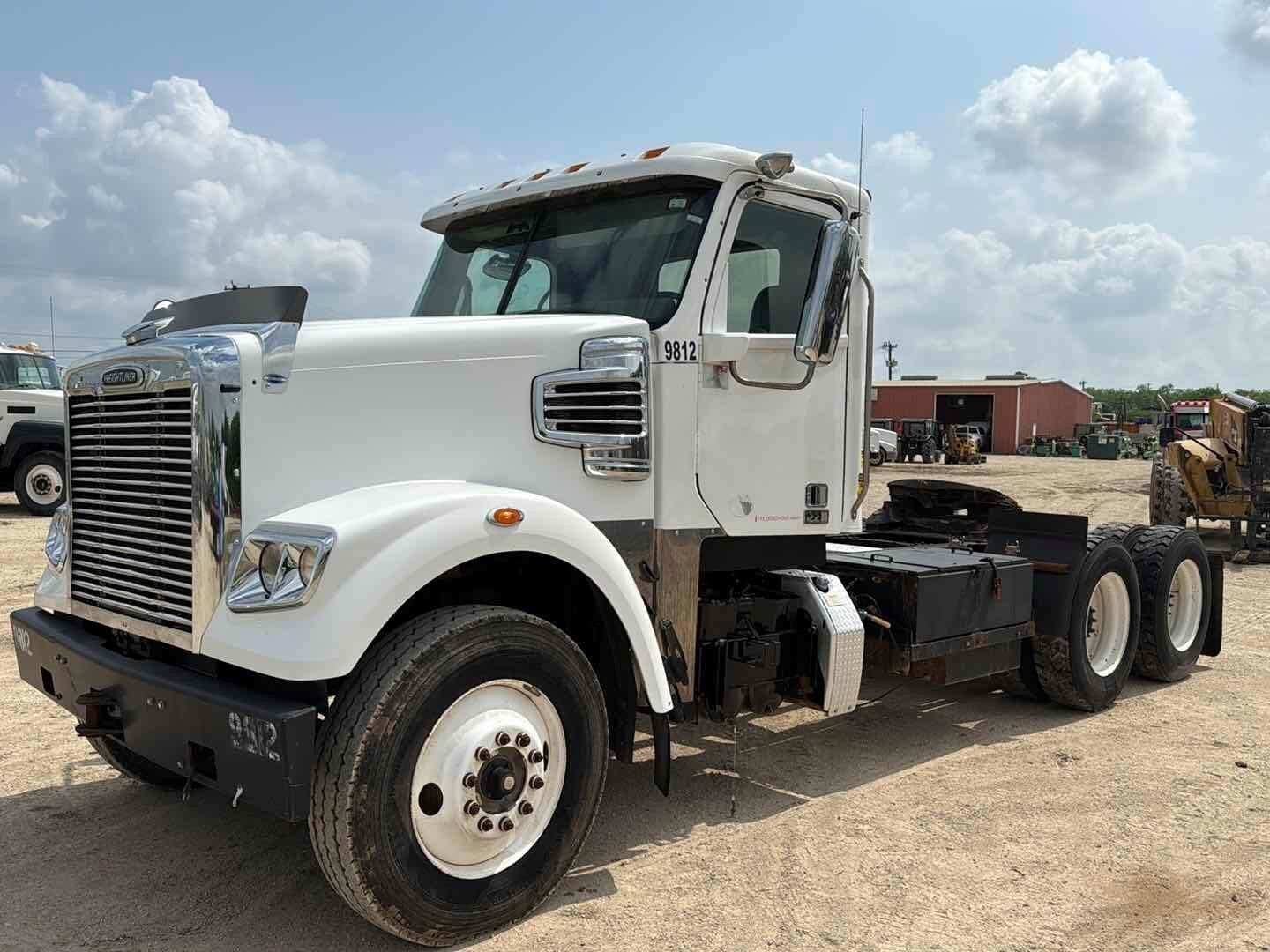 2016 (INOPERABLE) FREIGHTLINER SD122 (A52472)