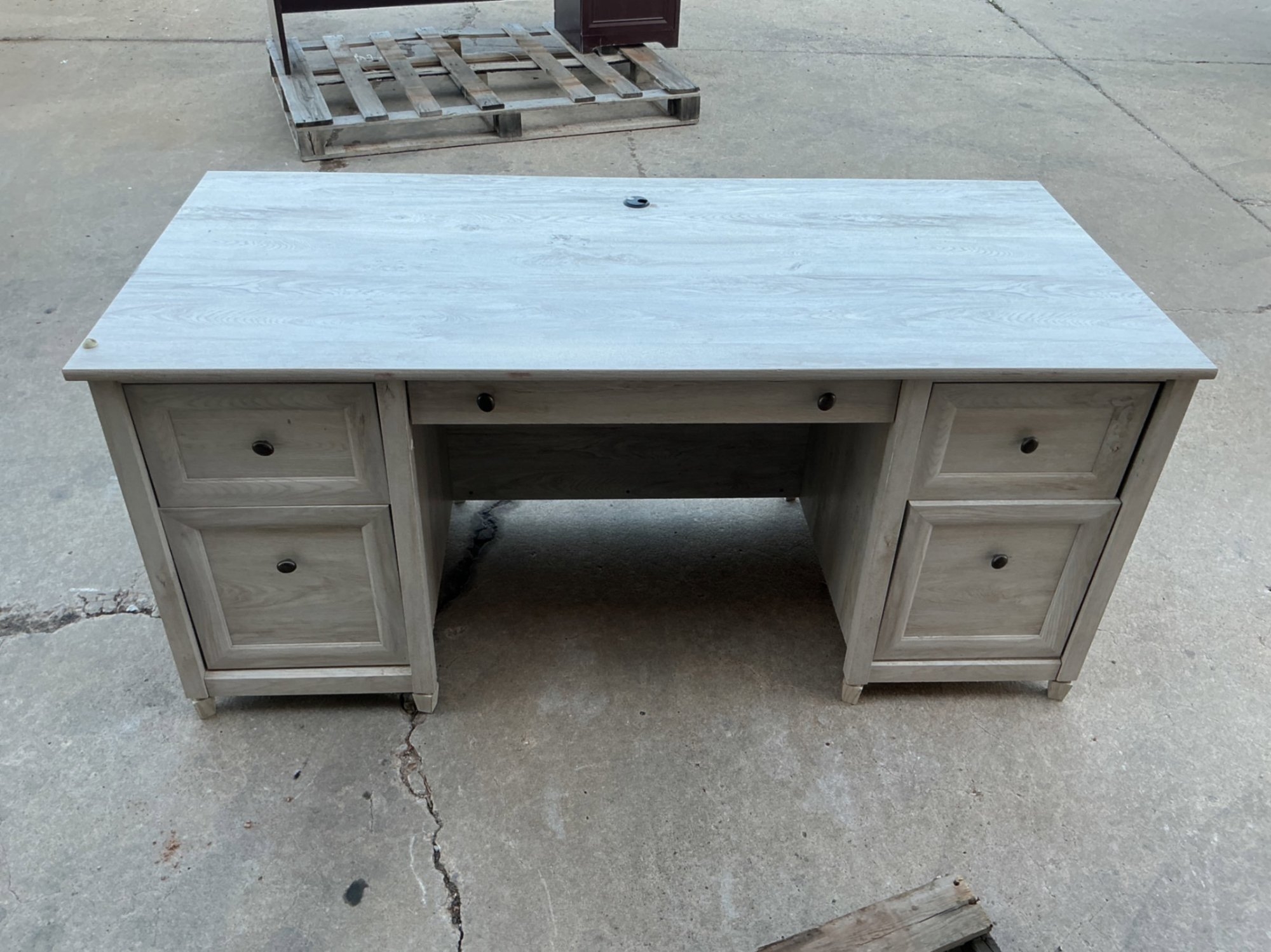 DESK (A53843)