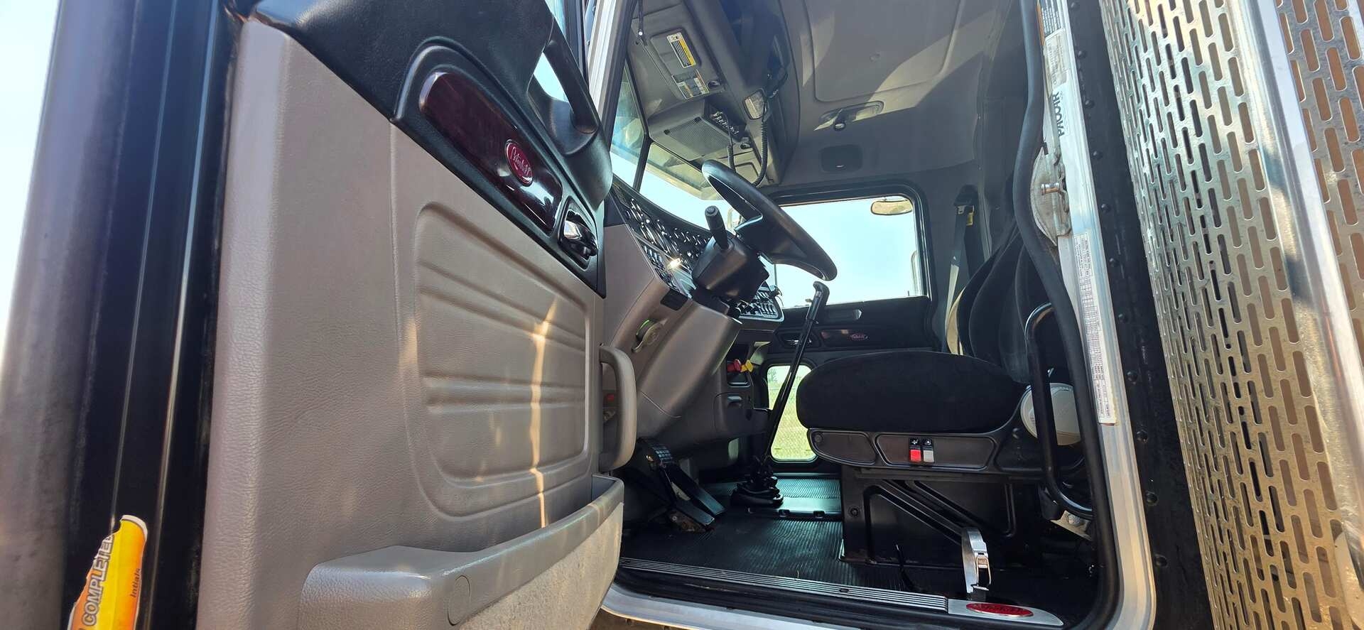 2015 PETERBILT 389 TRI-AXLE MID-ROOF SLEEPER (A52472)