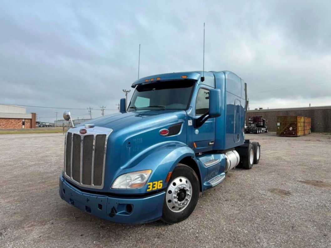 2014 PETERBILT 579 MID-ROOF SLEEPER (A58214)