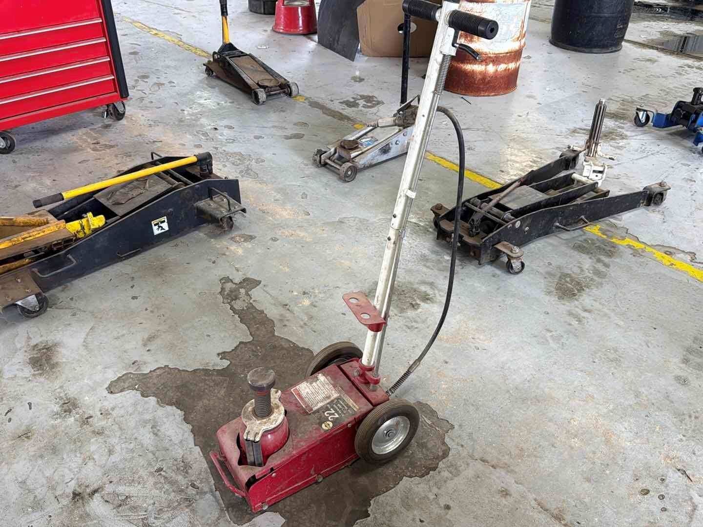 22 TON PNEUMATIC JACK (A55745)