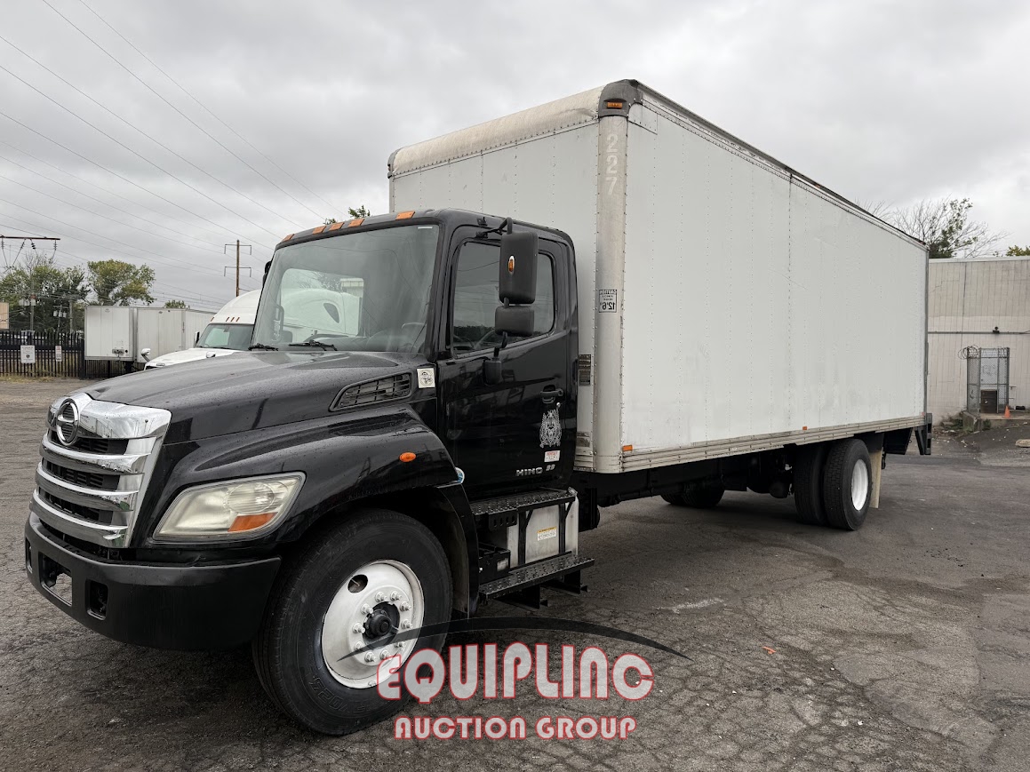 2013 HINO 338 26FT BOX TRUCK (A59575)