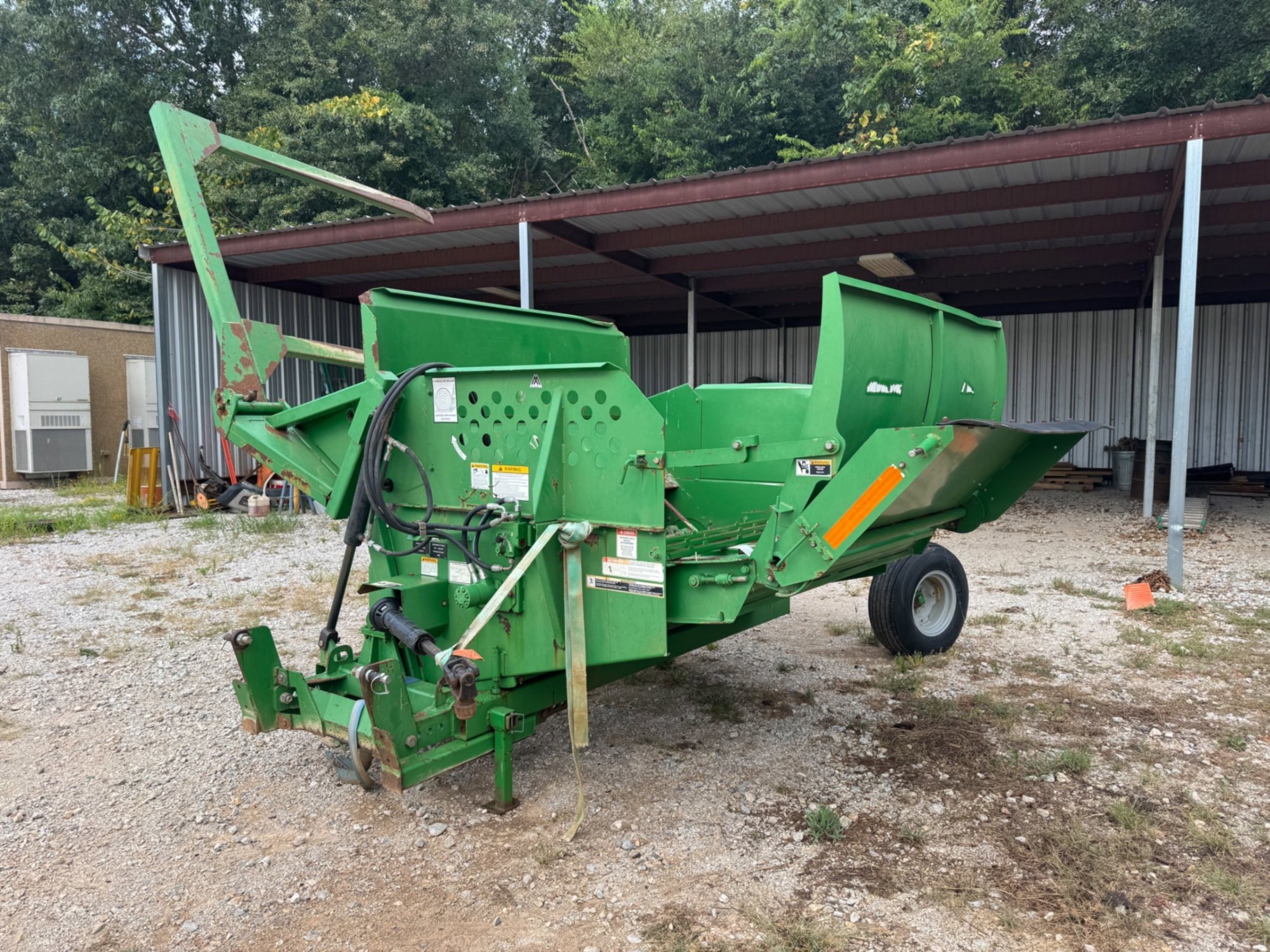 FRONTIER  ROUND HAY BALE SPREADER (A52472)