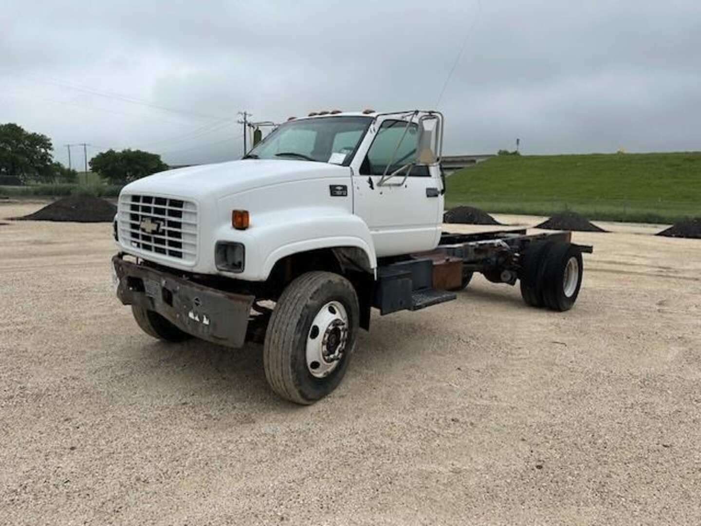 2002 CHEVROLET C&K SERIES 7500 CAB & CHASSIS (INOPERABLE) (A47001)