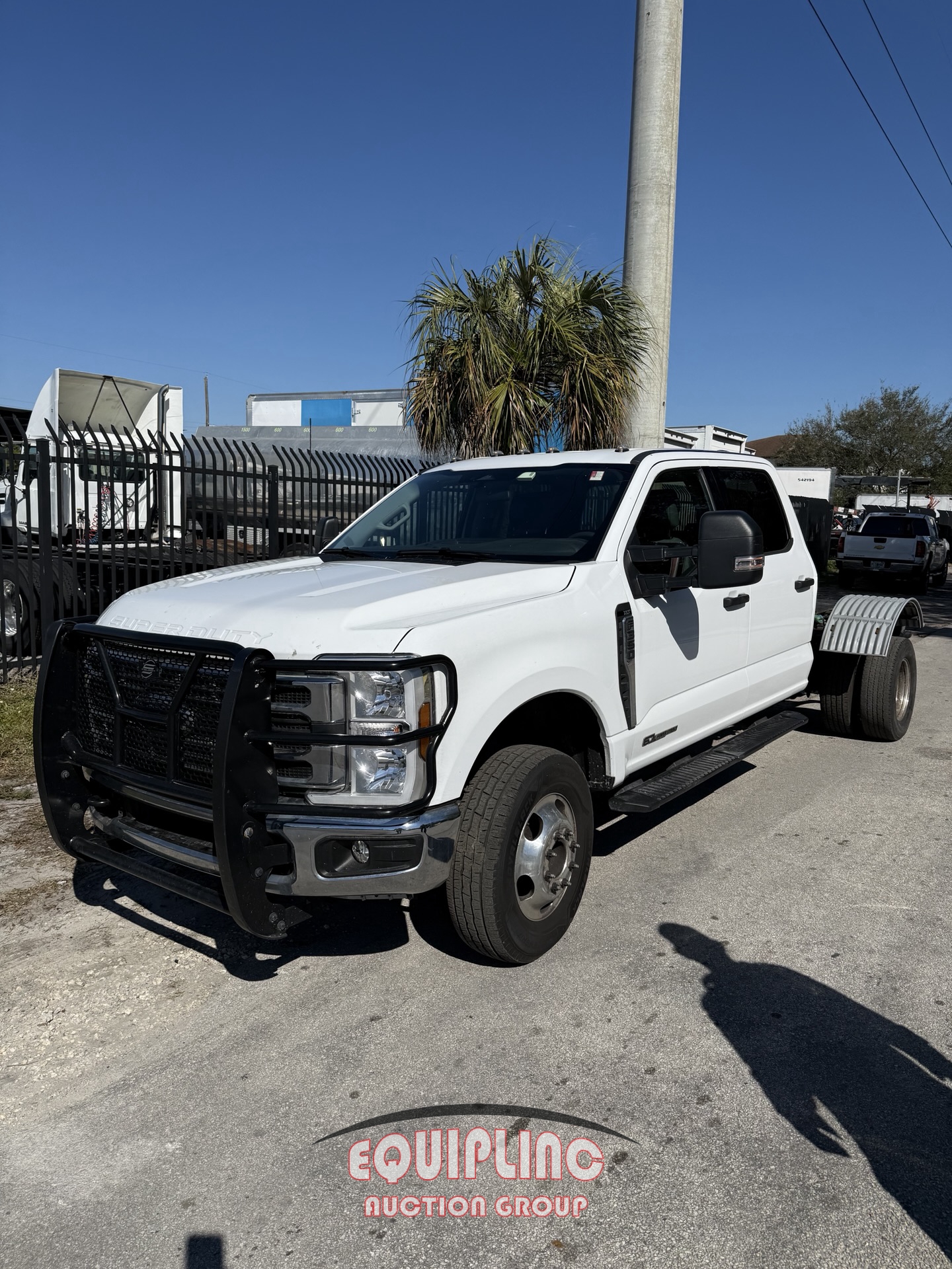 2024 FORD F350 4X2 CREW CAB & CHASSIS PICKUP TRUCK (A67148)