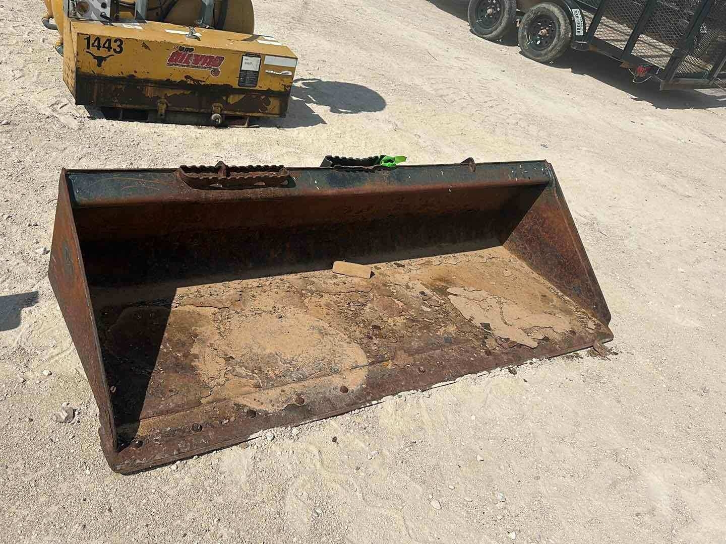 CAT SMOOTH EDGE SKID STEER BUCKET (A52472)