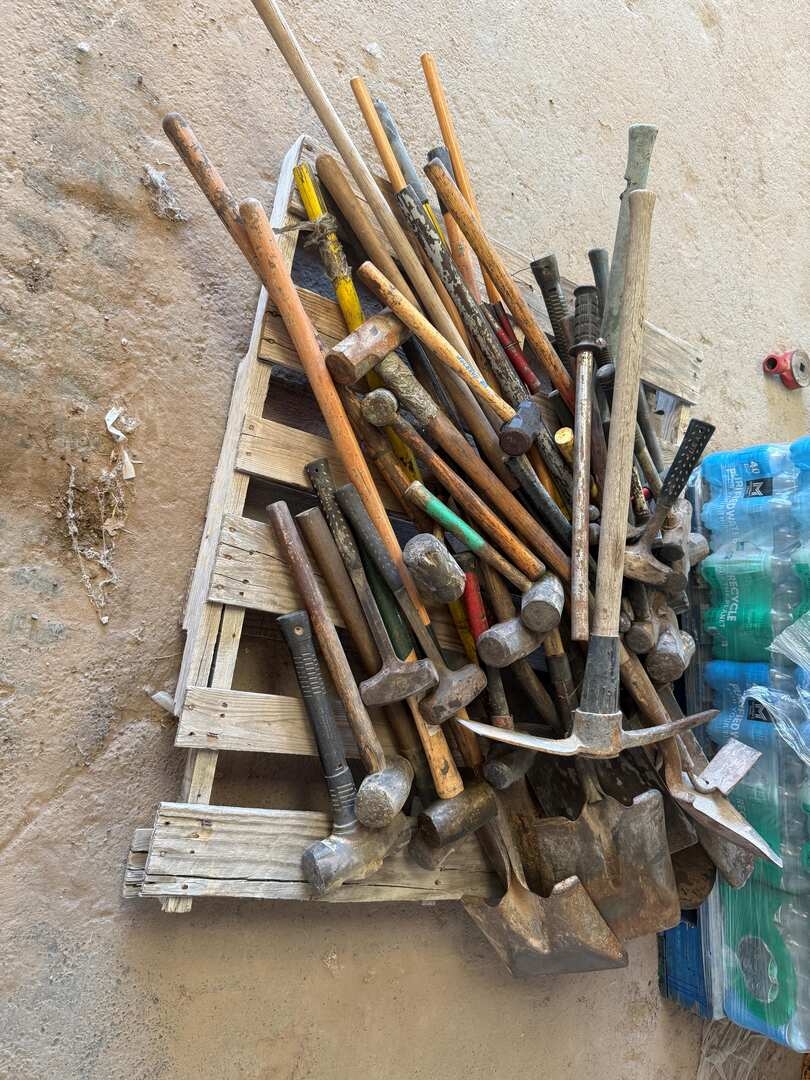 MISC PALLET OF HAMMERS/HAND TOOLS (A53843)