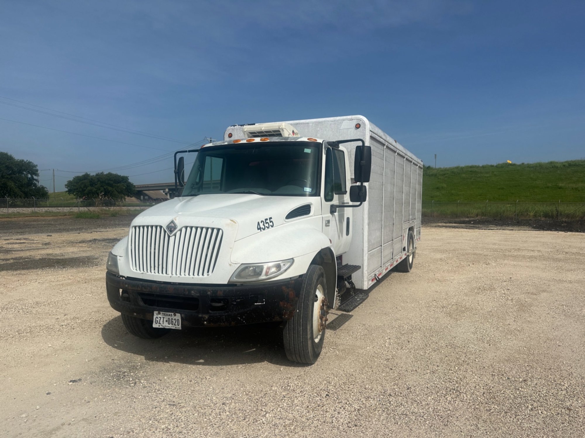 2004 INTERNATIONAL 4300 CARGO TRUCK (A50854)