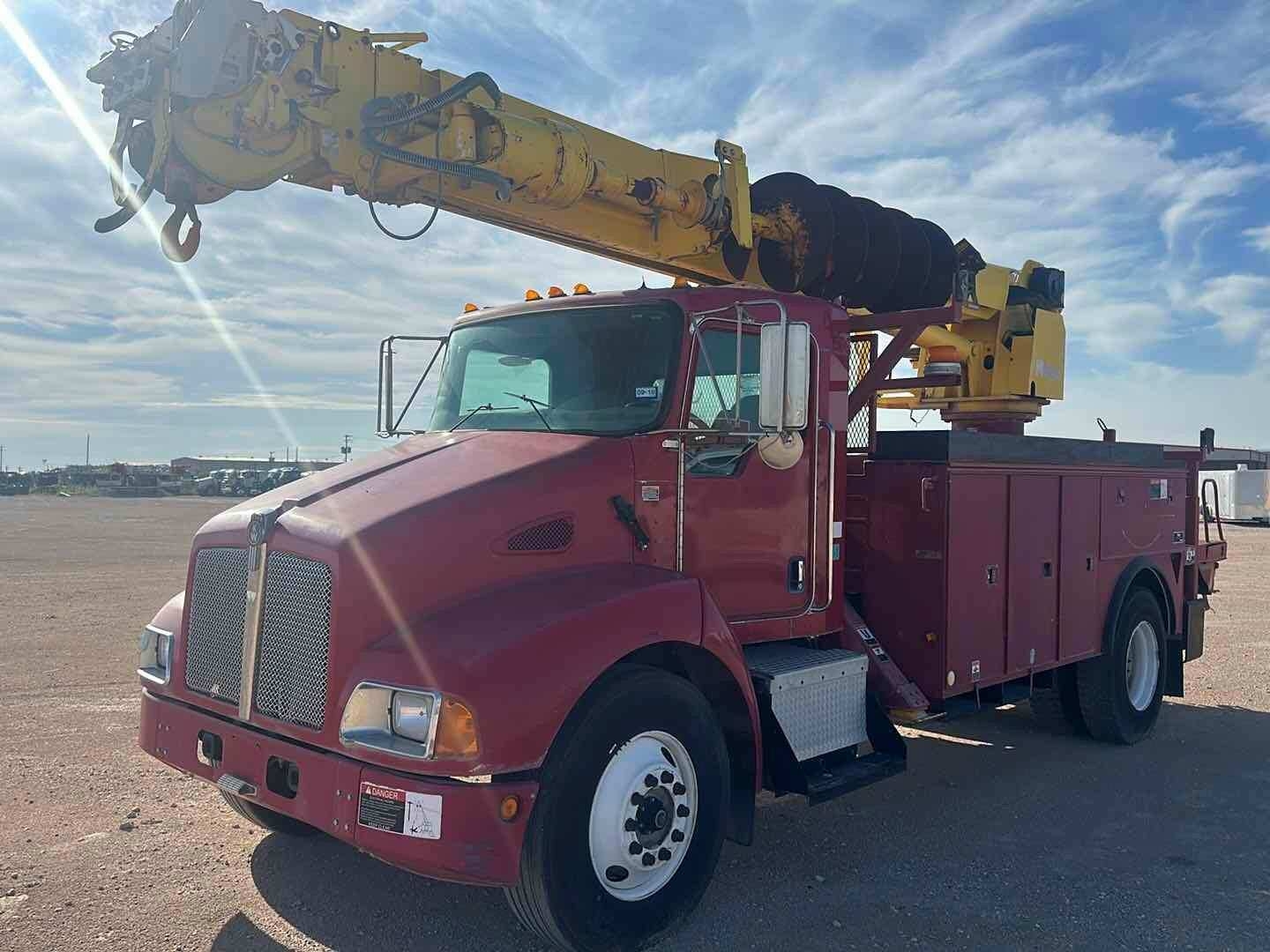 2004 KENWORTH DIGGER TRUCK (A52472)