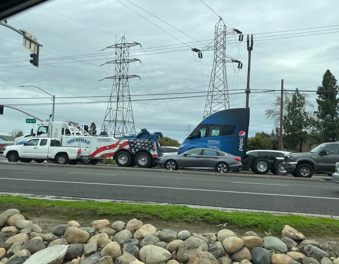 brand-new-tesla-semi-being-towed-issues-already-v0-6tek51wok3aa1.jpg