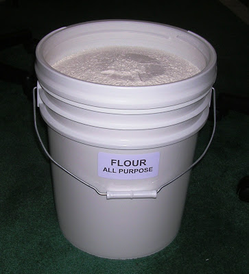 Bucket%u00252Bfull%u00252Bof%u00252Bflour.JPG