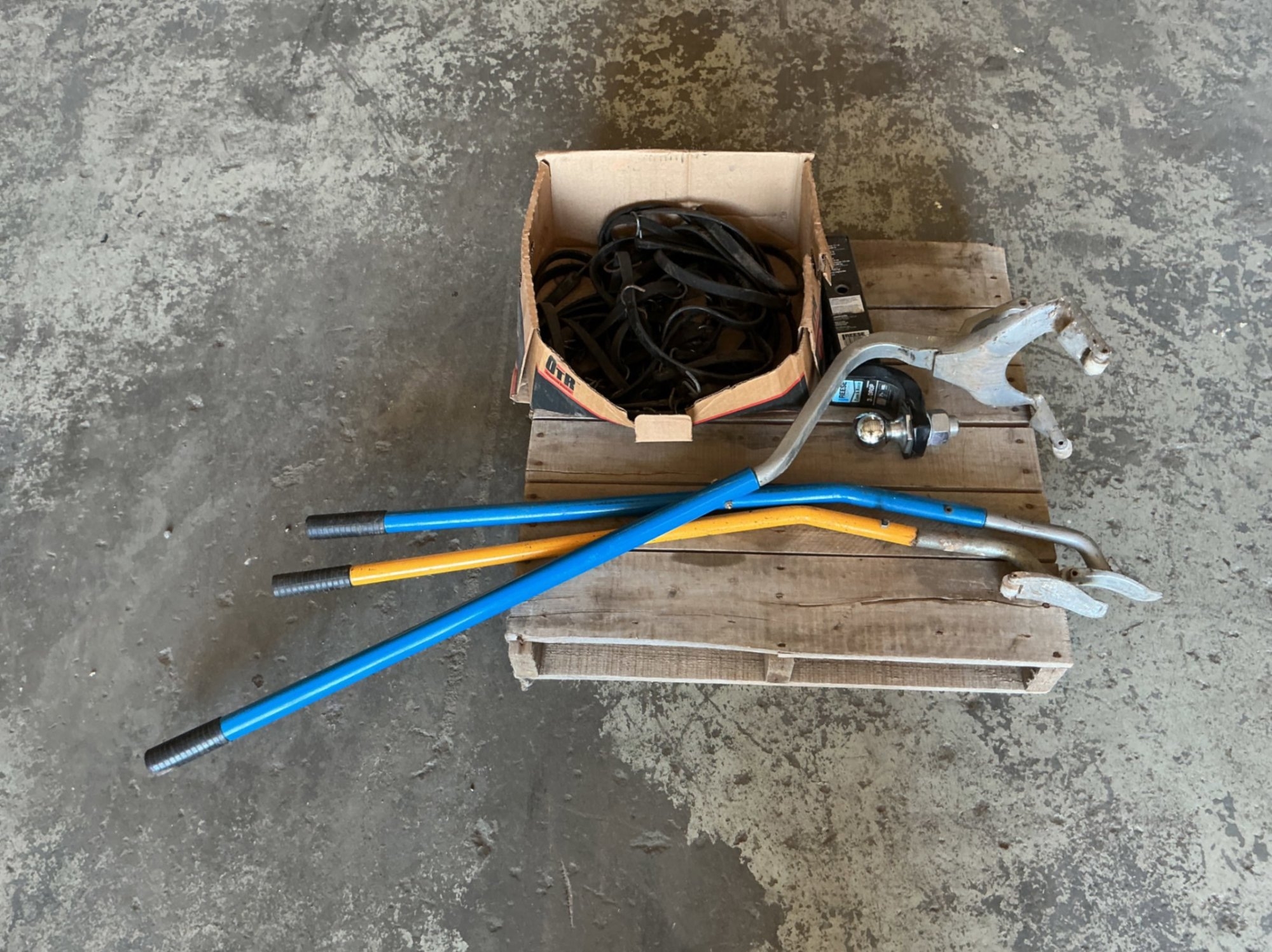 TIRE TOOLS, BUNGIE CORDS, BALL HITCH (A53843)
