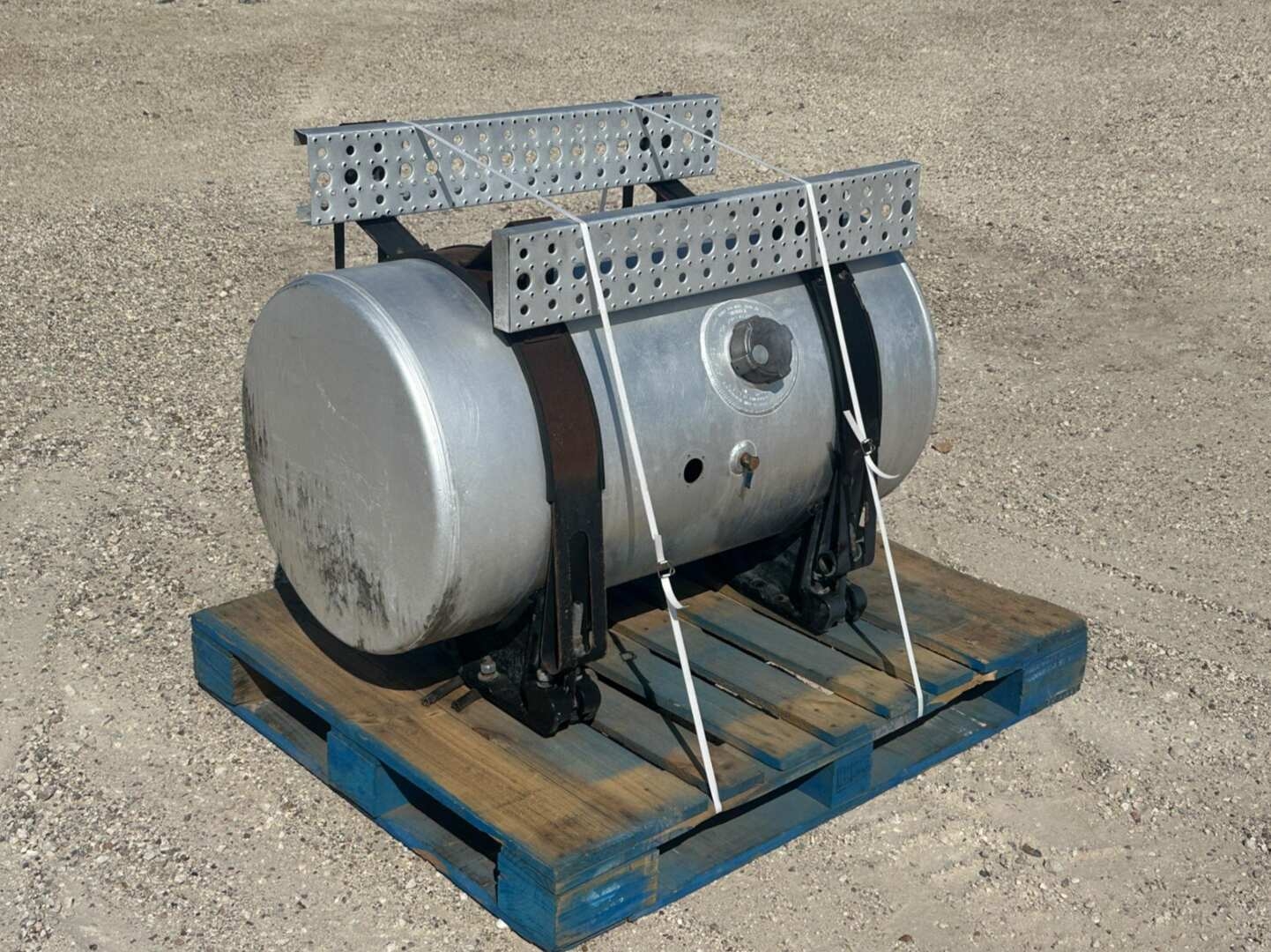 FREIGHTLINER FUEL TANK (A53843)