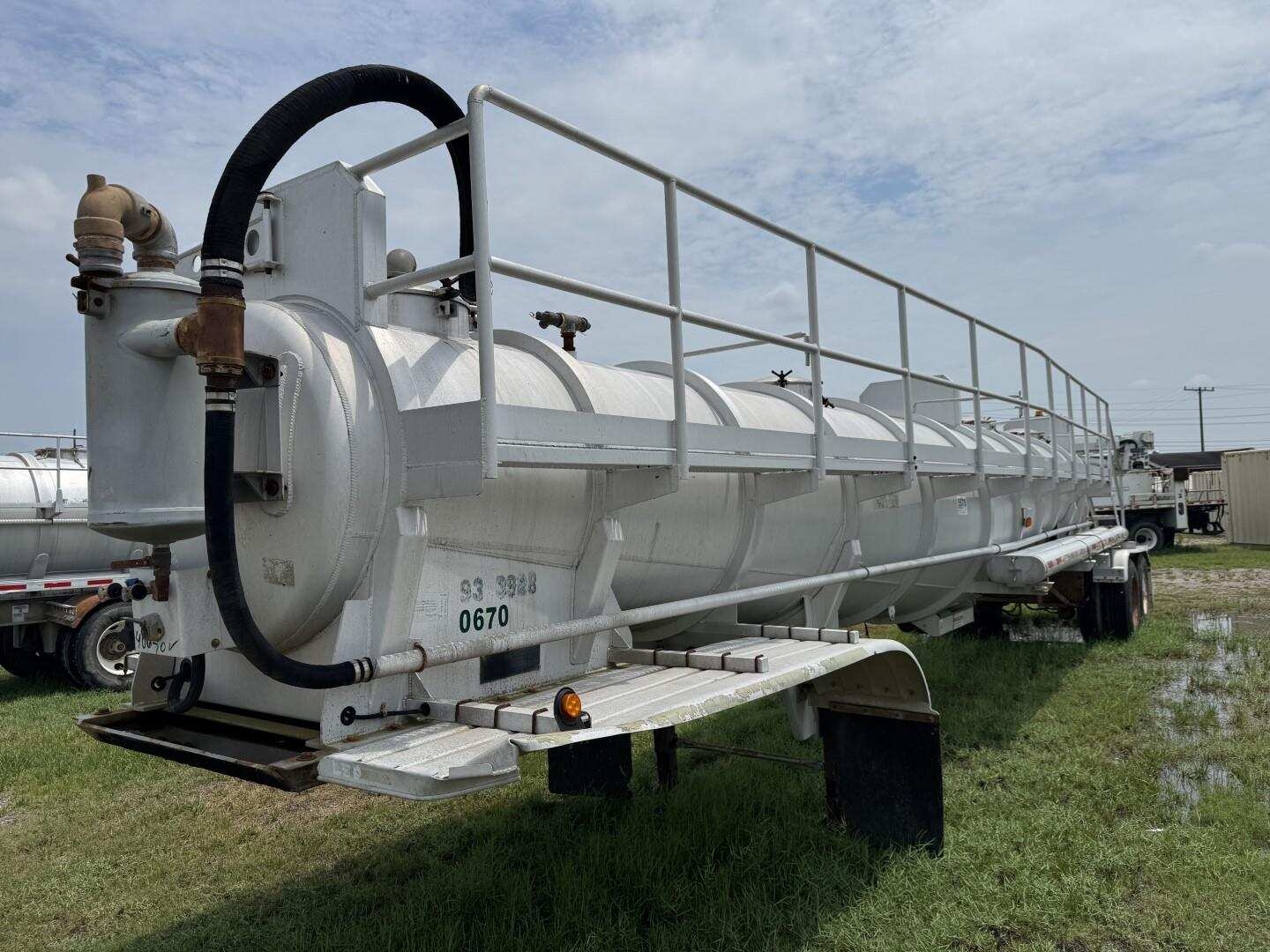 2015 DRAGON 137BBL DOUBLE CONICAL VACUUM TRAILER (A52472)