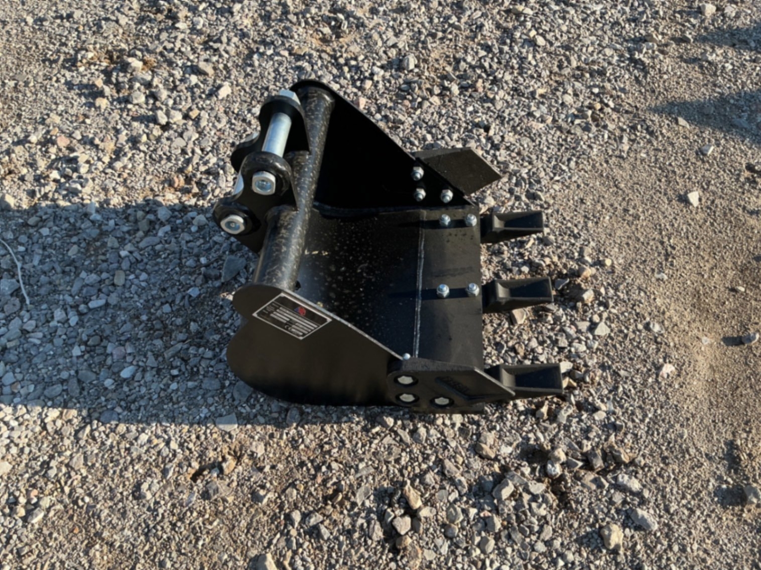 TOOTHED BUCKET ATTACHMENT FOR MINI EXCAVATOR (A58216)
