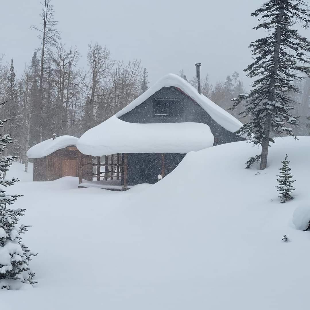 Cabin snow.jpg