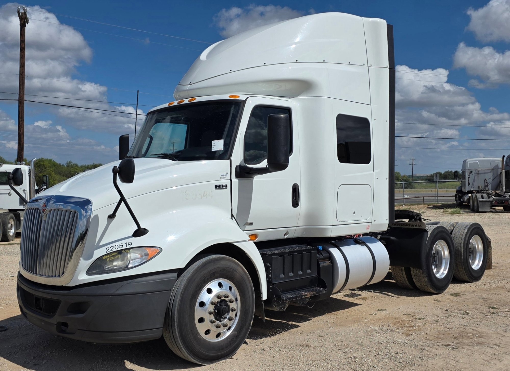 2020 INTERNATIONAL RH613 MID-ROOF SLEEPER TRUCK (A53843)