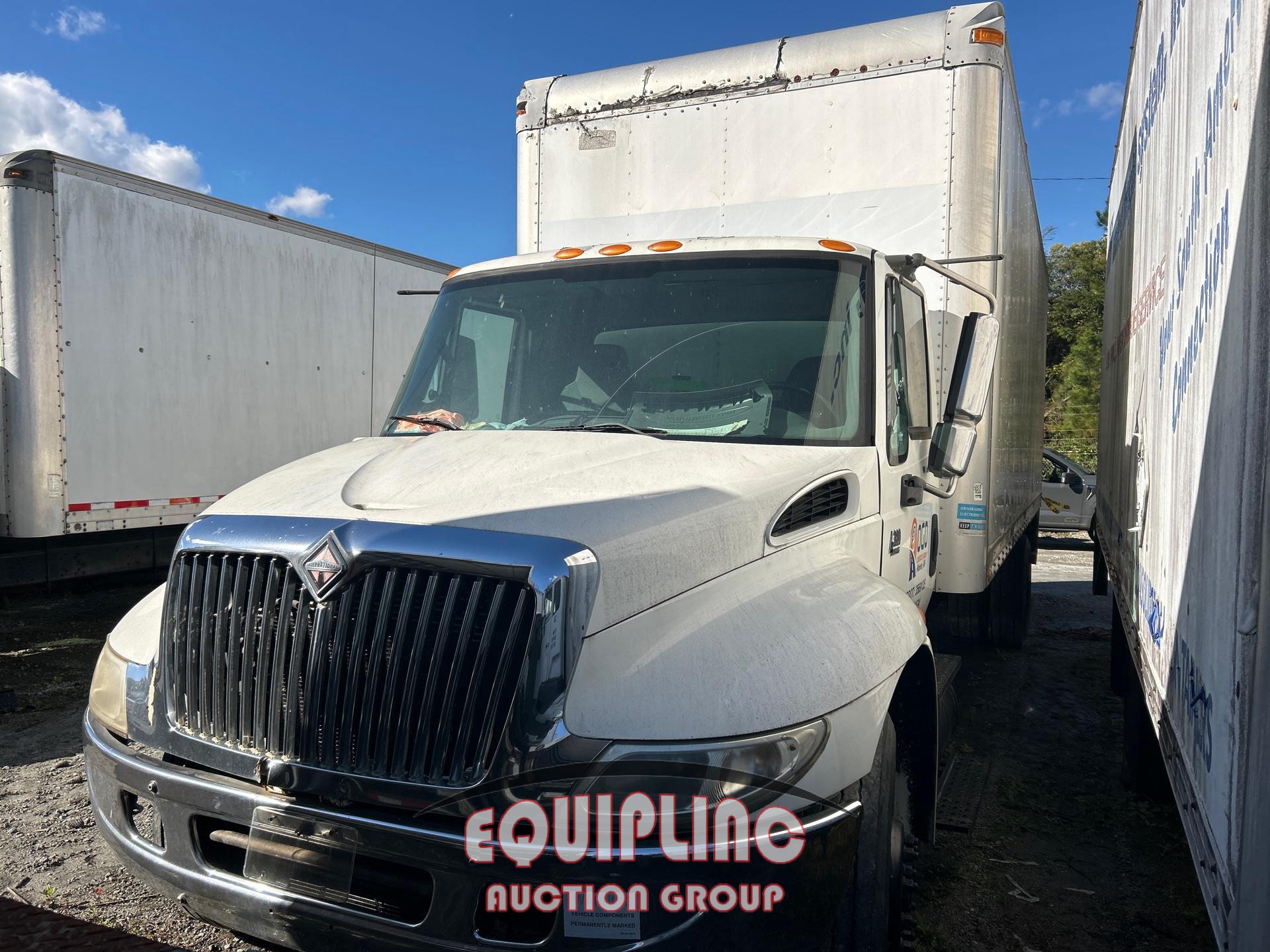 2005 INTERNATIONAL 4300 24FT BOX TRUCK WITH TRANSLUCENT ROOF (A52577)