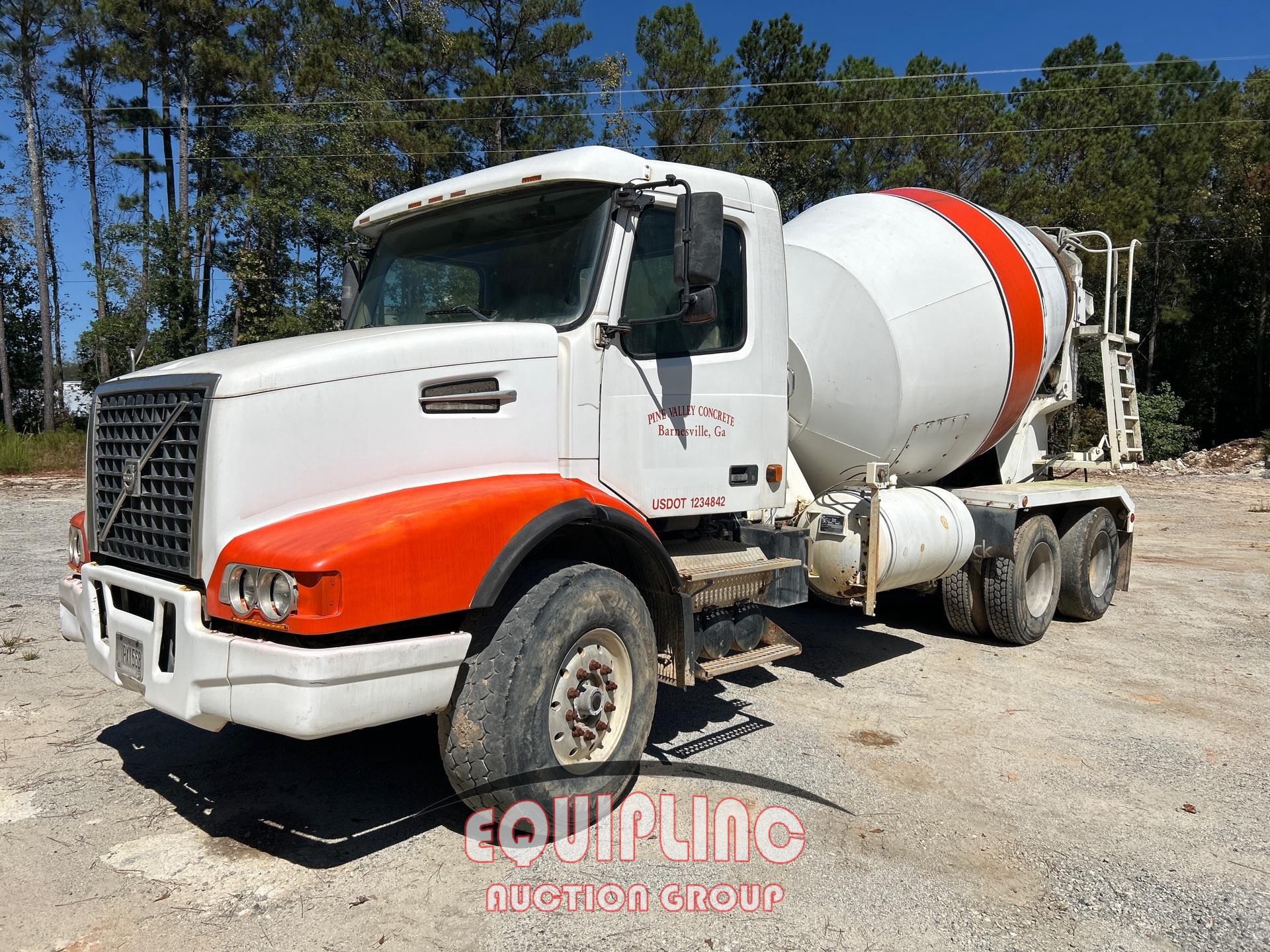 2006 VOLVO VHD TANDEM AXLE REAR DISCHARGE CONCRETE MIXER (A56129)