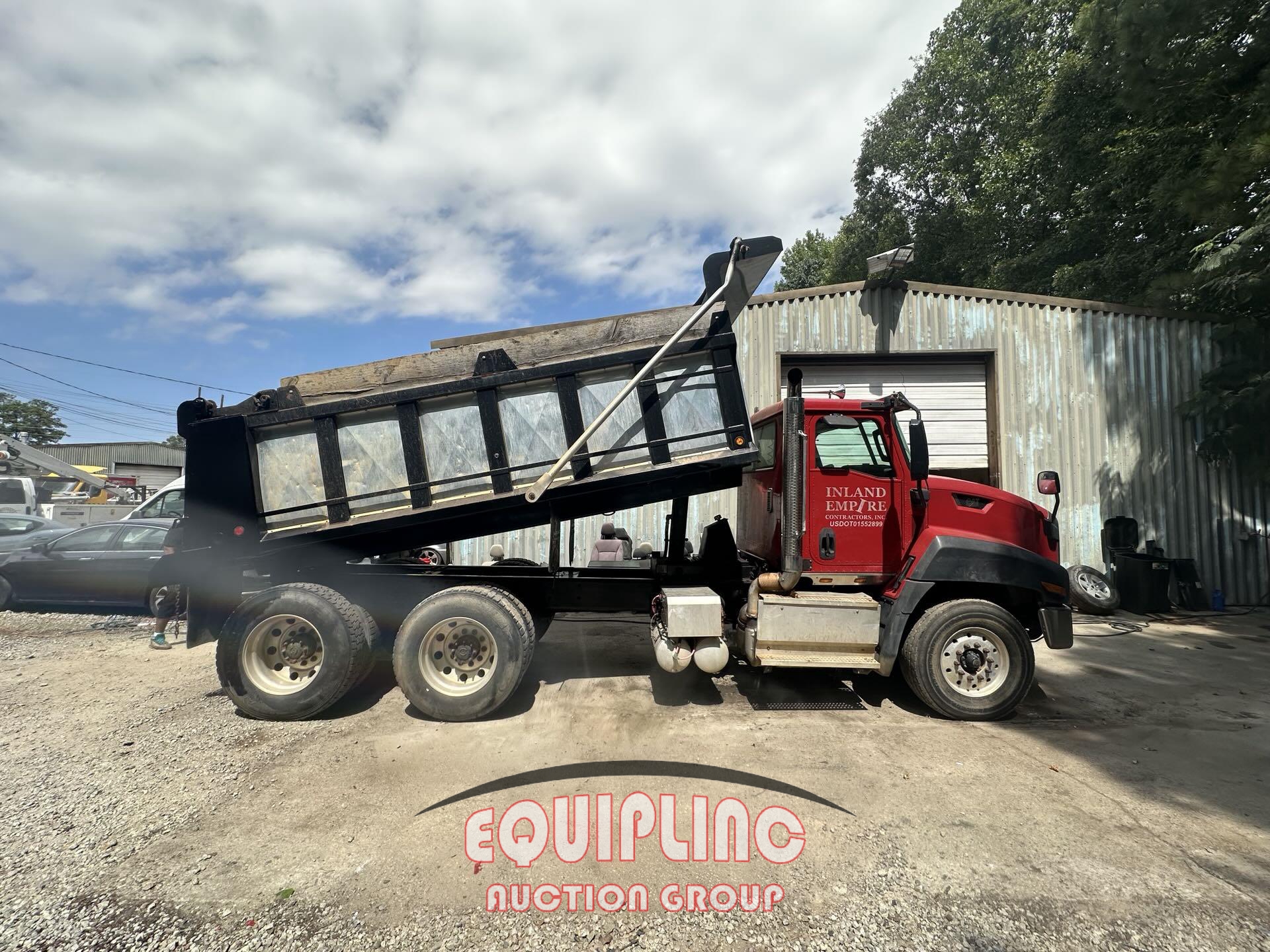 2015 CATERPILLAR CT660 TANDEM AXLE DUMP TRUCK (A54313)