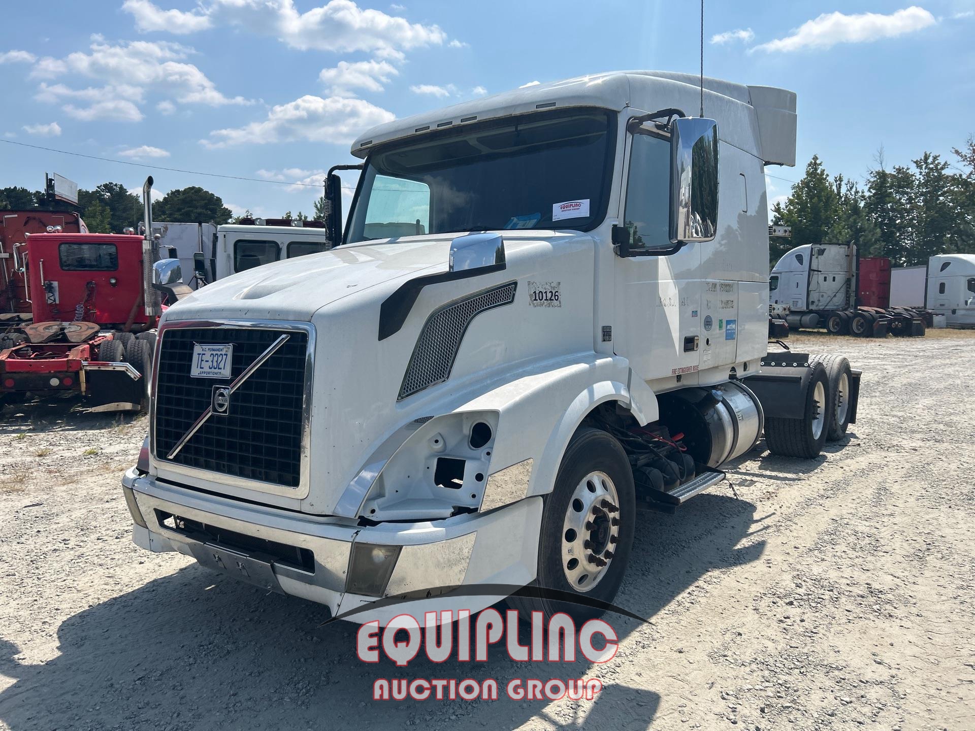2015 VOLVO VNL64T TANDEM AXLE MID ROOF SLEEPER TRUCK (A54313)