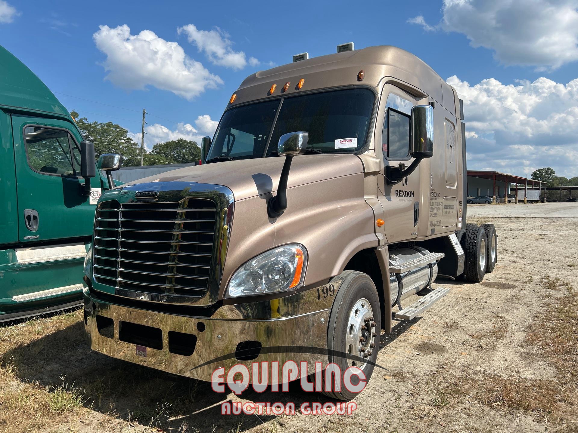 2010 FREIGHTLINER CASCADIA TANDEM AXLE MID ROOF SLEEPER (A54313)