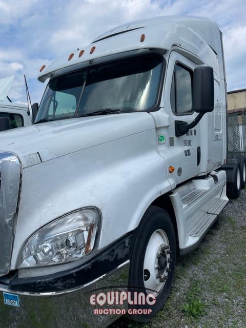 2016 FREIGHTLINER CASCADIA TANDEM AXLE 6X4 MID ROOF SLEEPER TRUCK (A51219)