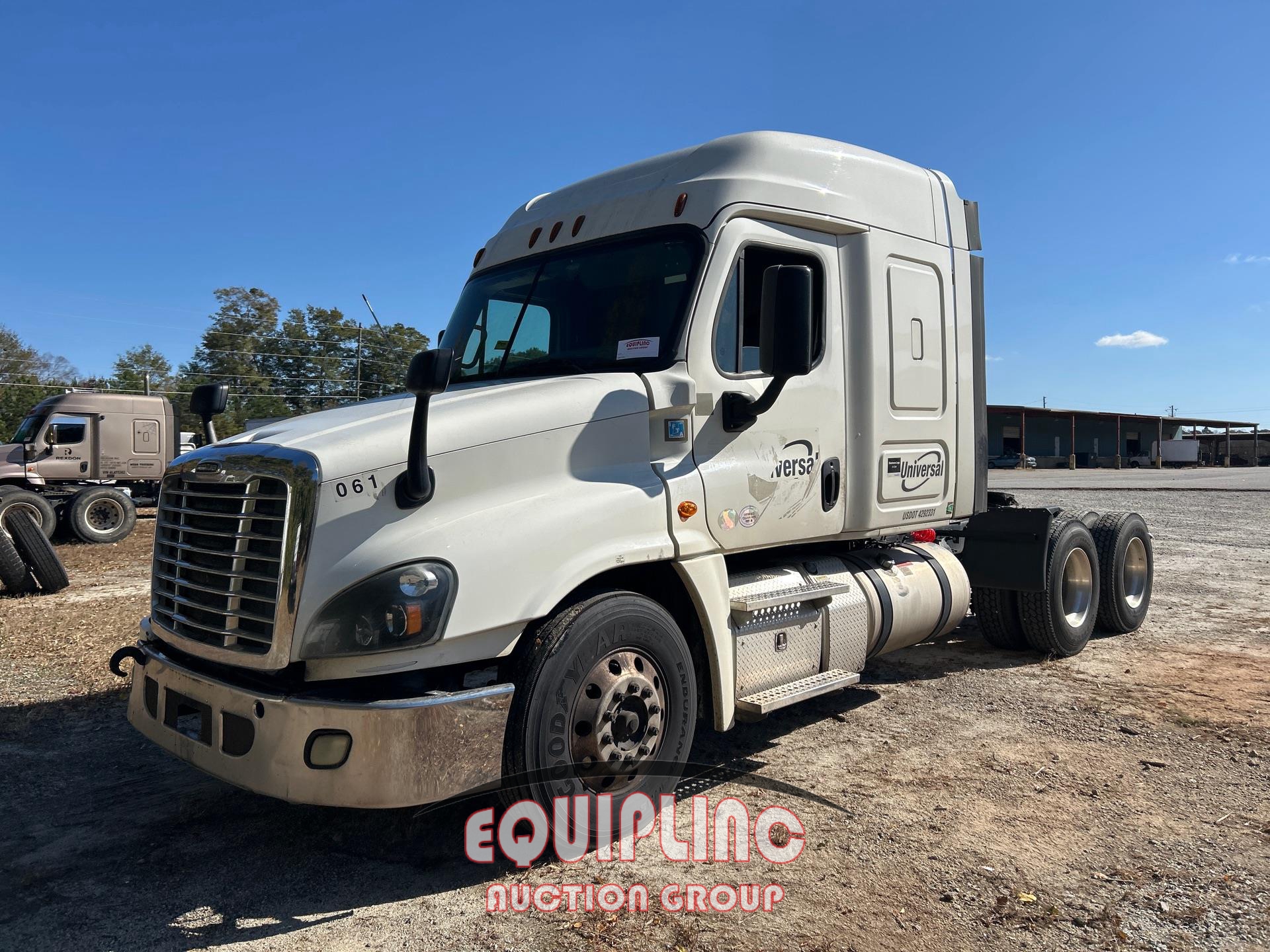 2016 FREIGHTLINER CASCADIA TANDEM AXL MID ROOF SLEEPER TRUCK (A59575)