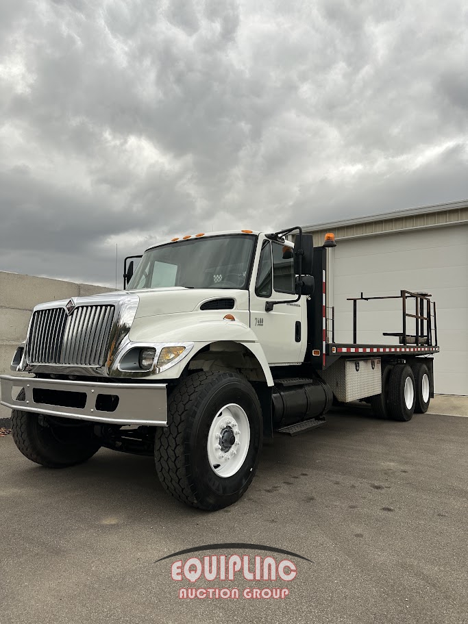 2004 INTERNATIONAL 7400 20FT TANDEM AXLE FLAT BED (A59575)