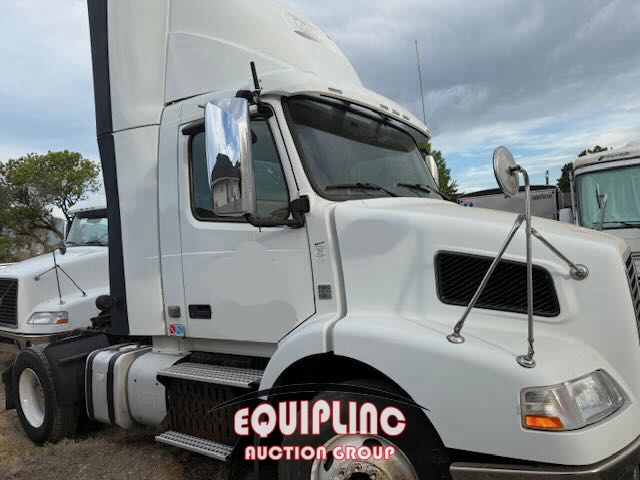 2013 VOLVO VNM DAY CAB (A50046)