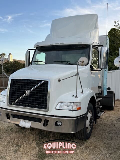 2014 VOLVO VNM DAY CAB (A50046)
