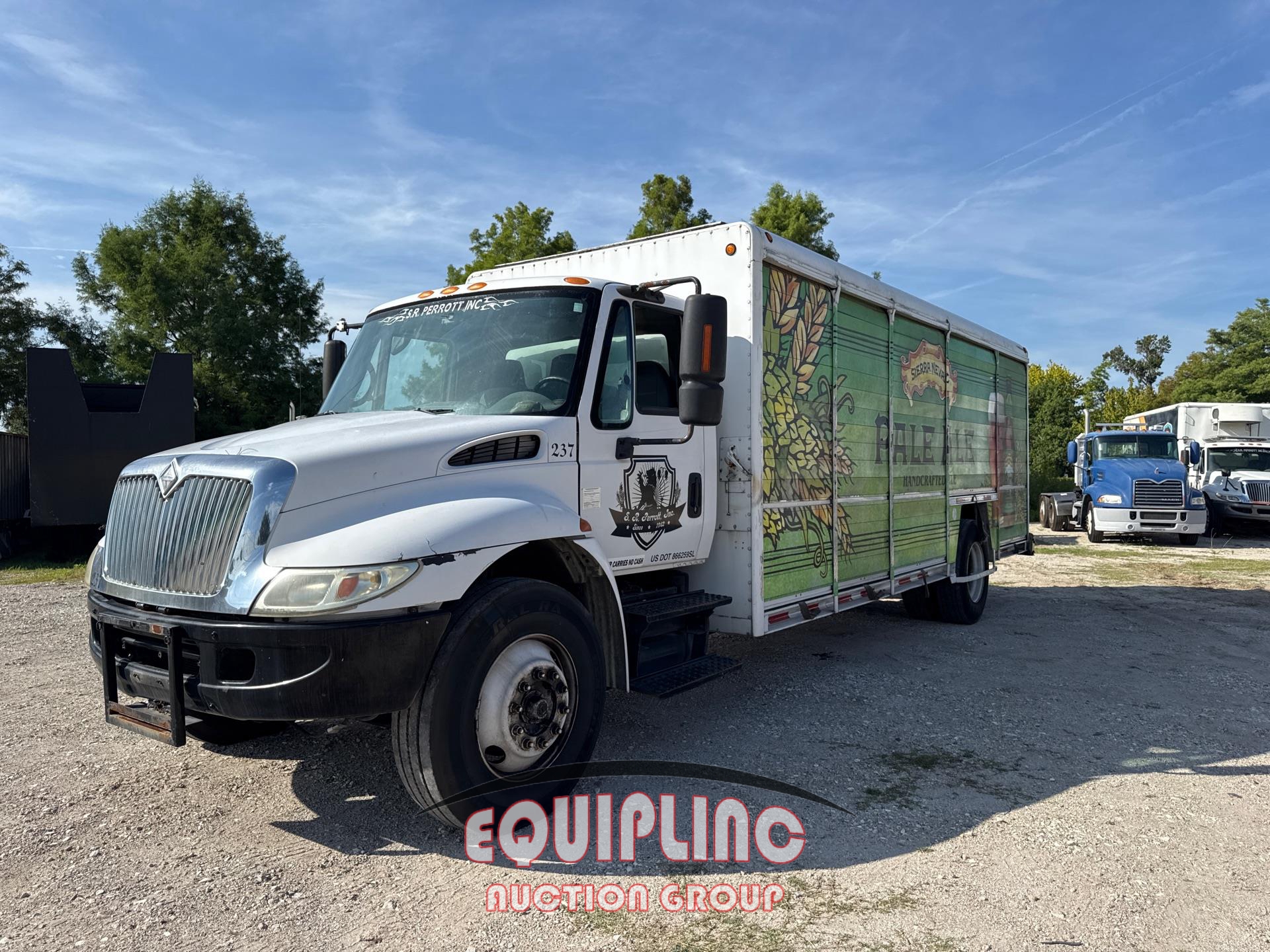 2002 INTERNATIONAL 4400 BEVERAGE TRUCK (A52576)