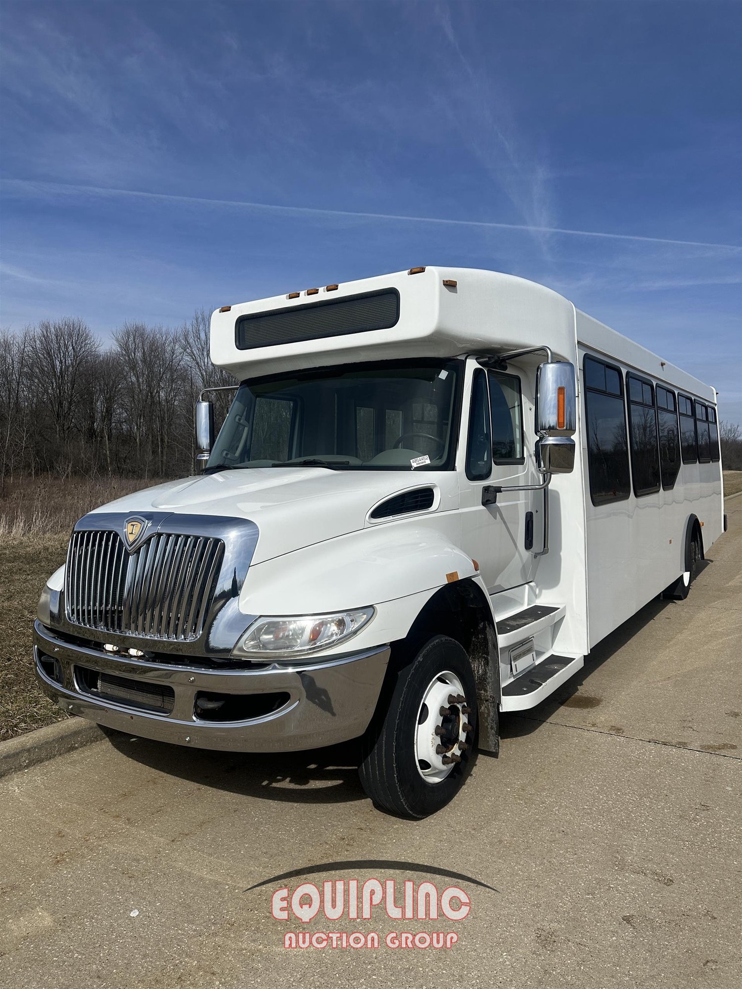 2015 INTERNATIONAL 28 PASSENGER HANDICAP ACCESSIBLE SHUTTLE BUS (A52577)
